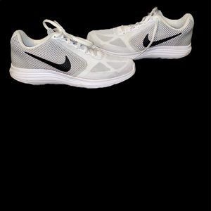 Women’s Nike shoes size 8 💜💜